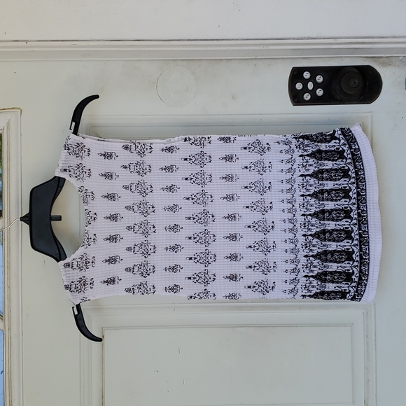 3/$30 TanJay Petites Stretch Pleat Sleeveless Top - Picture 2 of 6